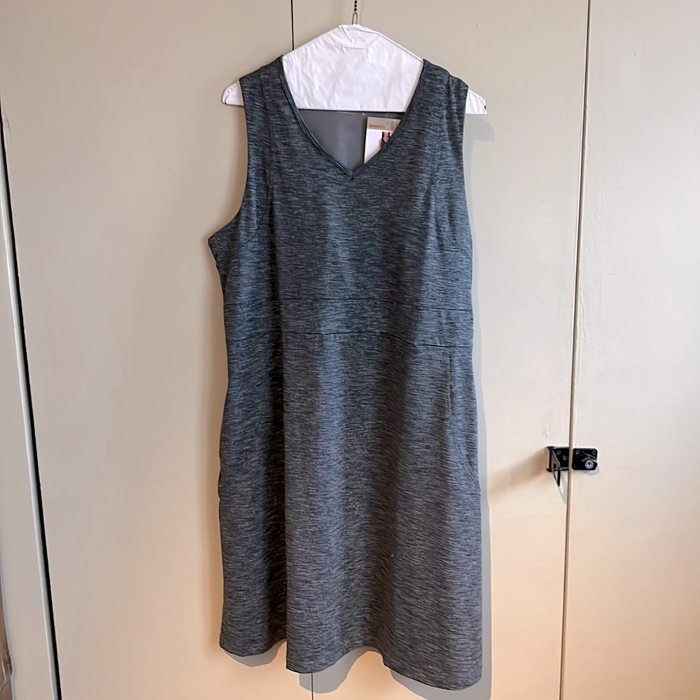 Mondetta  size XL womens active sleeveless dress with built in bra and pockets.